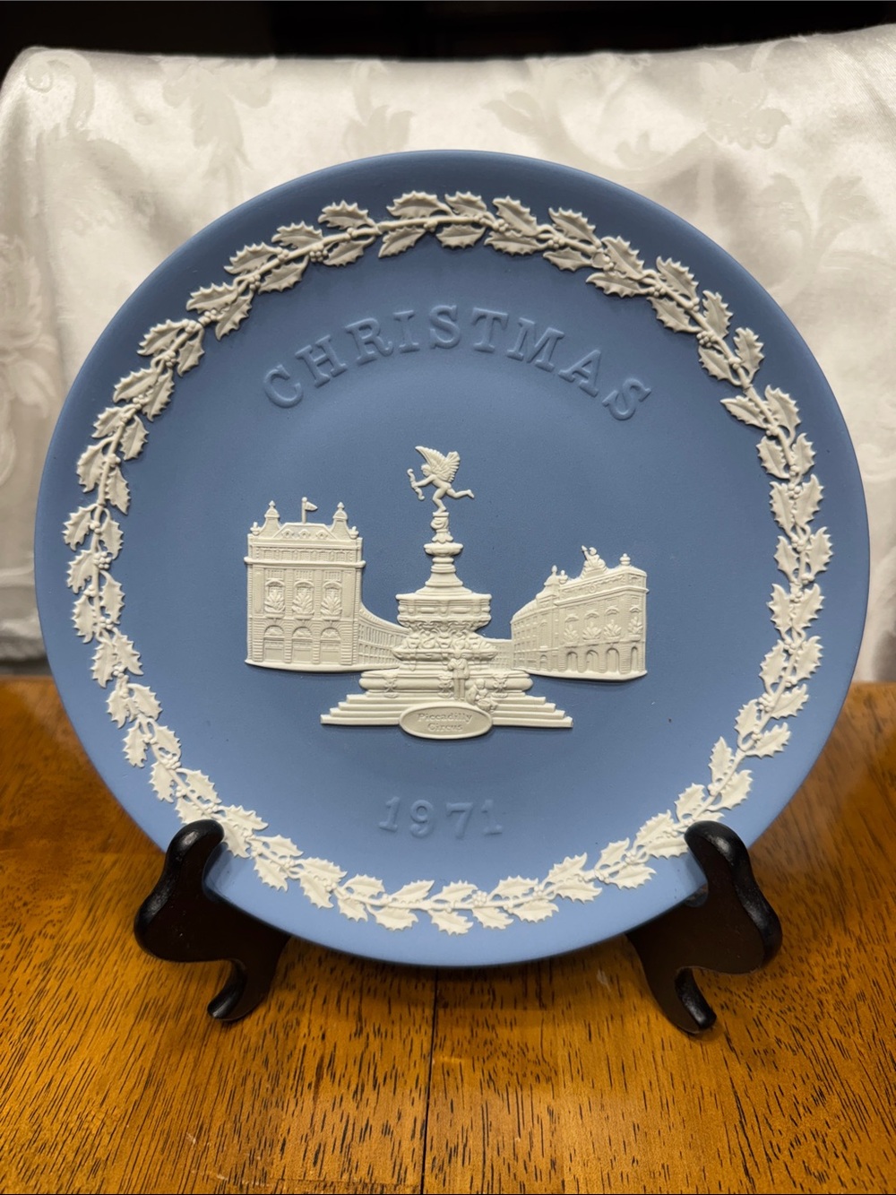 Vtg 1971 Wedgewood Jasperware collectable Christmas plate. 8”